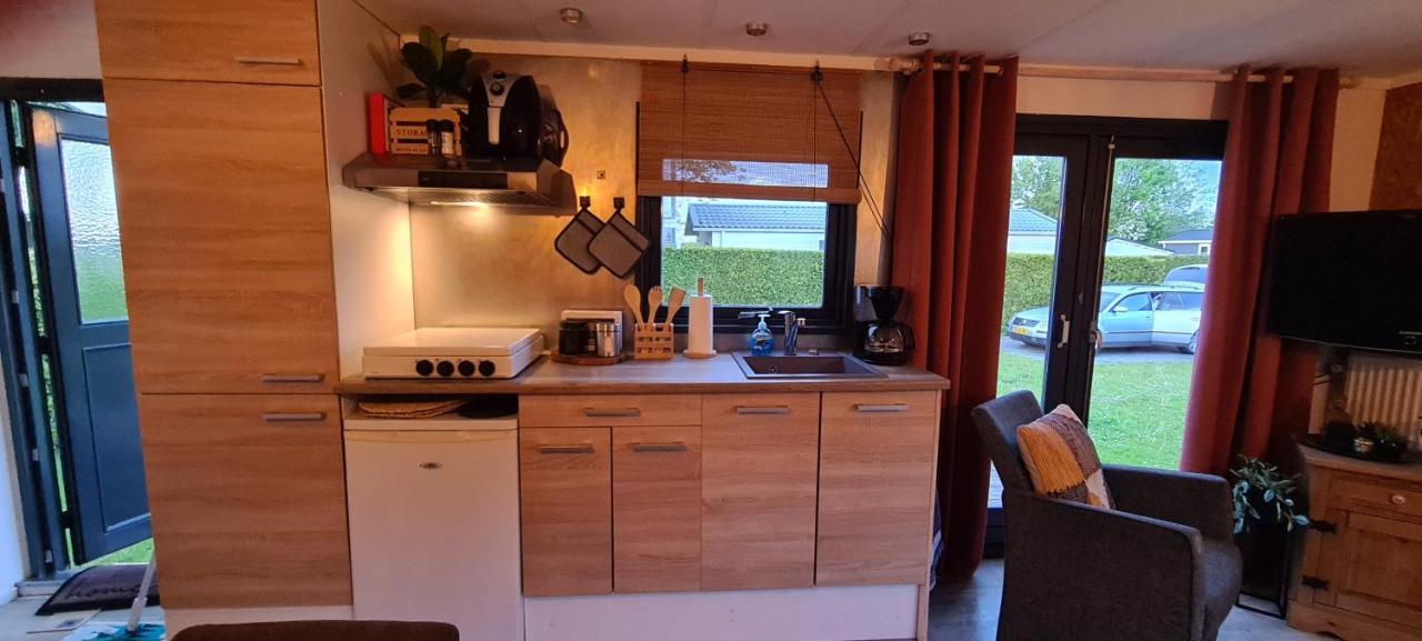 Dronrijp Gezellige Chalet Met Grote Privetuin. מראה חיצוני תמונה